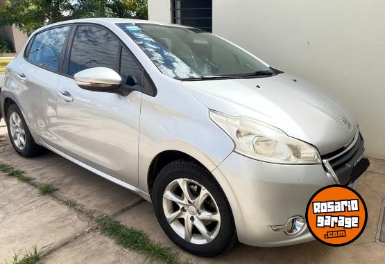 Autos - Peugeot 208 Allure touchscreen 2014 Nafta 155000Km - En Venta