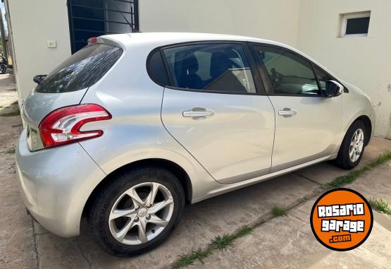 Autos - Peugeot 208 Allure touchscreen 2014 Nafta 155000Km - En Venta