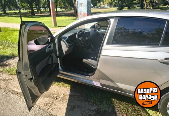 Autos - Volkswagen Virtus hingline 2020 Nafta 81000Km - En Venta