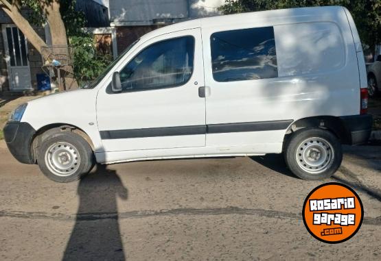 Utilitarios - Peugeot Partner Furgon con asient 2017 Diesel 140000Km - En Venta