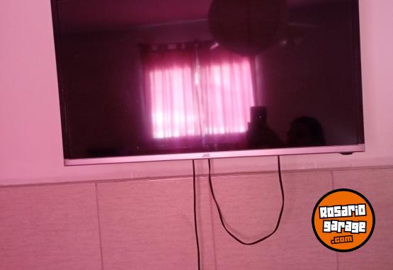 Electr�nica - Tv JVC 24" + control remoto + m�nsula - En Venta