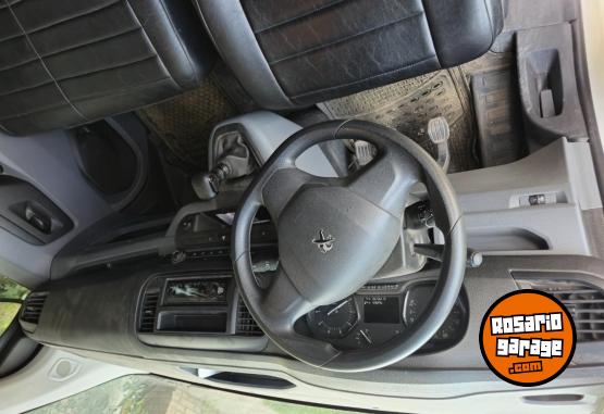 Utilitarios - Peugeot Expert 2023 Diesel 13000Km - En Venta