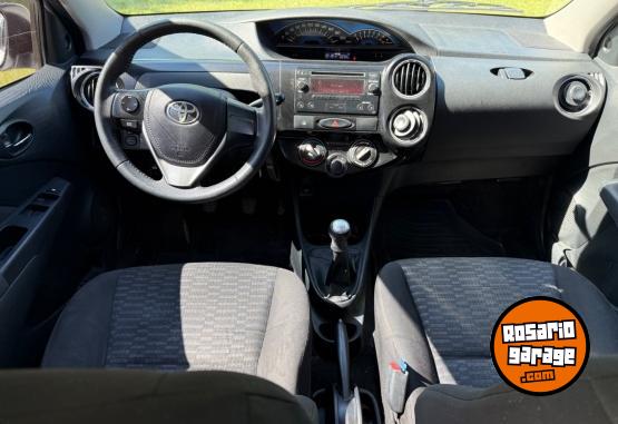 Autos - Toyota Etios 2015 Nafta 105000Km - En Venta