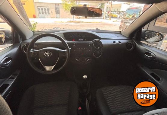 Autos - Toyota Etios 2015 Nafta 130000Km - En Venta