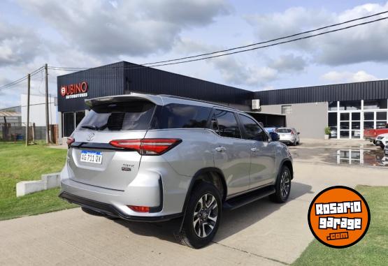 Autos - Toyota SW4 SRX 2.8 AT 4x4 2024 Diesel 106800Km - En Venta