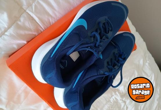 Indumentaria - Excelente Par de Zapas Nike Originales Modelo Revolution 7 Talle USA 10.5 Impecable Estado en Caja Original - En Venta
