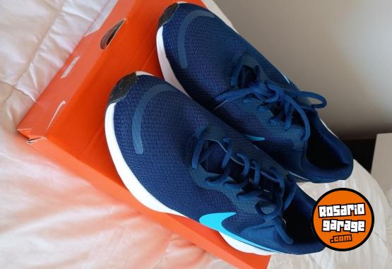 Indumentaria - Excelente Par de Zapas Nike Originales Modelo Revolution 7 Talle USA 10.5 Impecable Estado en Caja Original - En Venta