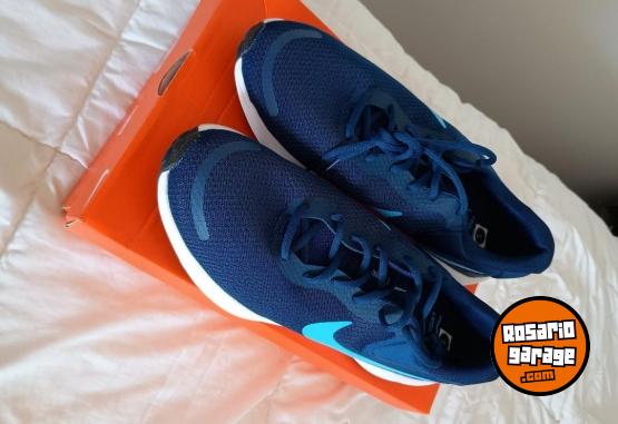 Indumentaria - Excelente Par de Zapas Nike Originales Modelo Revolution 7 Talle USA 10.5 Impecable Estado en Caja Original - En Venta