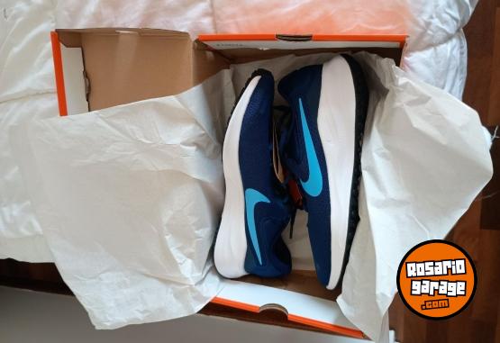 Indumentaria - Excelente Par de Zapas Nike Originales Modelo Revolution 7 Talle USA 10.5 Impecable Estado en Caja Original - En Venta