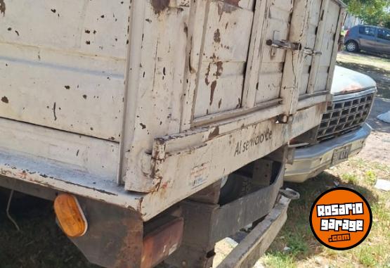 Camiones y Gr�as - Cami�n con gr�a y con caja para personas - En Venta