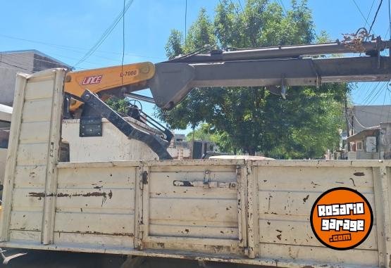 Camiones y Gr�as - Cami�n con gr�a y con caja para personas - En Venta