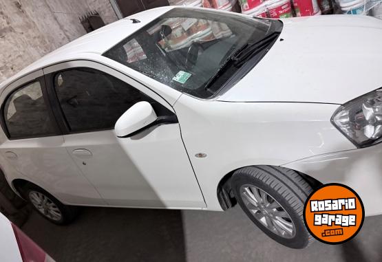 Autos - Toyota Etios XLS 2014 Nafta 100000Km - En Venta