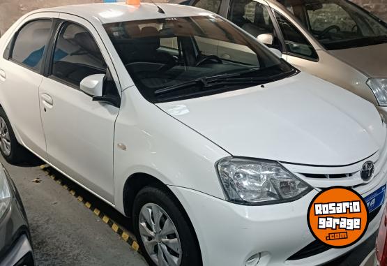 Autos - Toyota etios 2015 Nafta 180000Km - En Venta