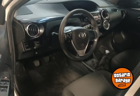 Autos - Toyota etios 2015 Nafta 180000Km - En Venta