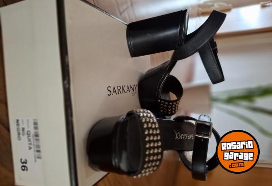 Indumentaria - Sandalias Sarkany Negras Plataforma Con Tachas Taco Alto. Taller 36. - En Venta