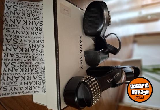 Indumentaria - Sandalias Sarkany Negras Plataforma Con Tachas Taco Alto. Taller 36. - En Venta