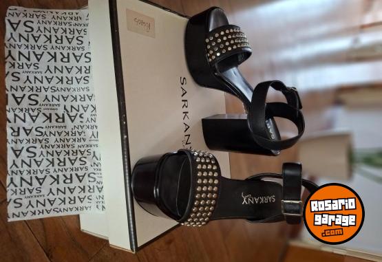 Indumentaria - Sandalias Sarkany Negras Plataforma Con Tachas Taco Alto. Taller 36. - En Venta