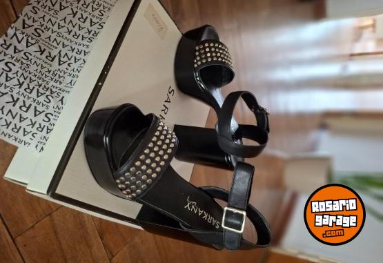 Indumentaria - Sandalias Sarkany Negras Plataforma Con Tachas Taco Alto. Taller 36. - En Venta