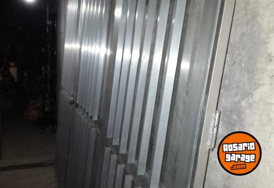 Hogar - Porton de aluminio, 3 puertas, con marco de fierro - En Venta