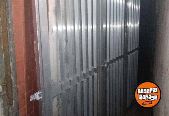 Hogar - Porton de aluminio, 3 puertas, con marco de fierro - En Venta