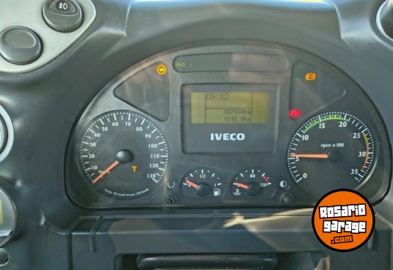 Camiones y Gr�as - IVECO CURSOR 330 � A�o 2014 - Tercer Eje Neumatico - En Venta