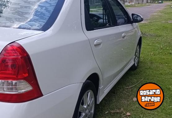 Autos - Toyota Etios xls 2017 GNC 300000Km - En Venta