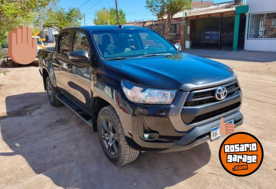 Camionetas - Toyota Hilux SR 2023 Diesel 45000Km - En Venta