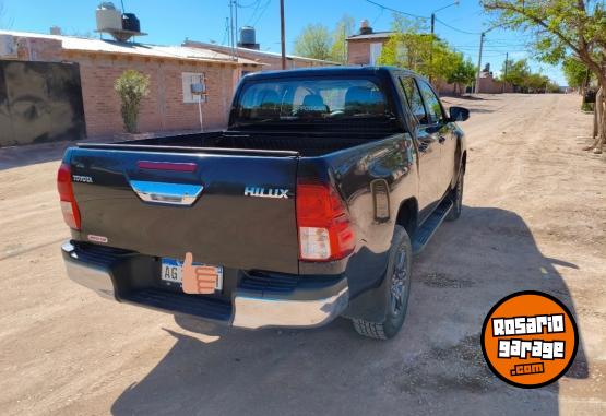 Camionetas - Toyota Hilux SR 2023 Diesel 45000Km - En Venta