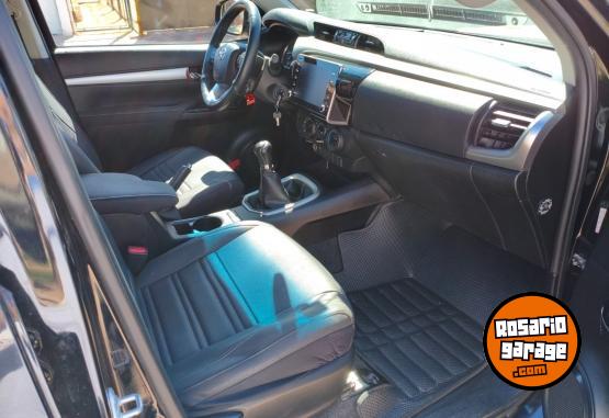 Camionetas - Toyota Hilux SR 2023 Diesel 45000Km - En Venta
