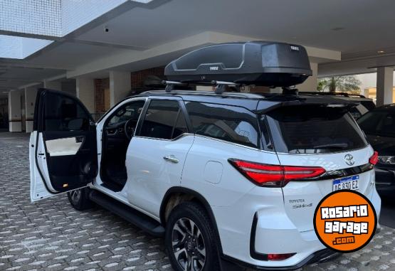 Accesorios para Autos - Ba�l De Techo Thule + Barras Portaequipaje Toyota SW4 Como Nuevo - En Venta