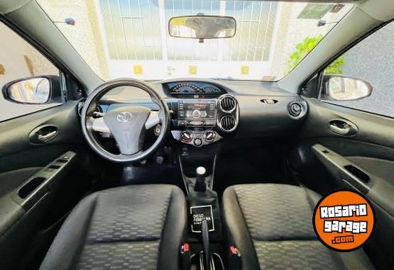 Autos - Toyota Etios xs 2014 Nafta 93000Km - En Venta