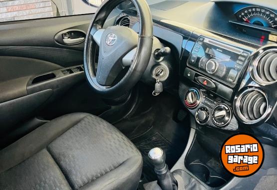 Autos - Toyota Etios xs 2014 Nafta 93000Km - En Venta