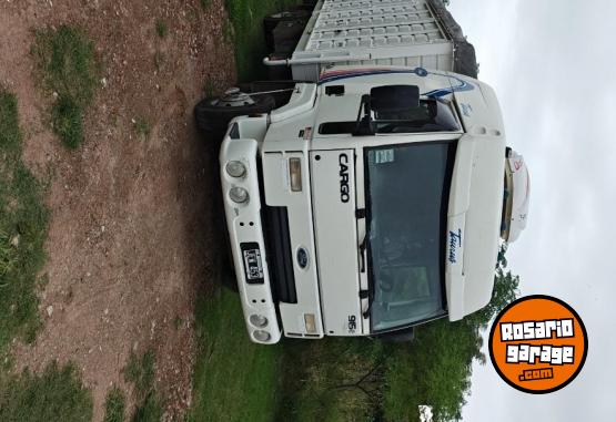 Camiones y Grúas - Ford Cargo 915 con cama - En Venta