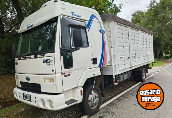 Camiones y Grúas - Ford Cargo 915 con cama - En Venta