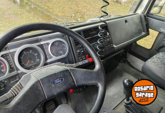 Camiones y Grúas - Ford Cargo 915 con cama - En Venta