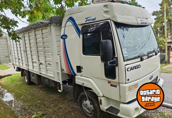 Camiones y Grúas - Ford Cargo 915 con cama - En Venta