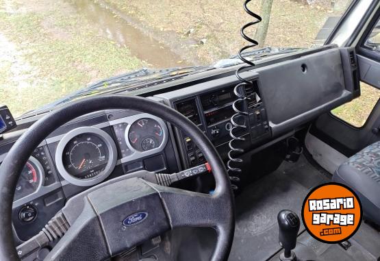 Camiones y Grúas - Ford Cargo 915 con cama - En Venta