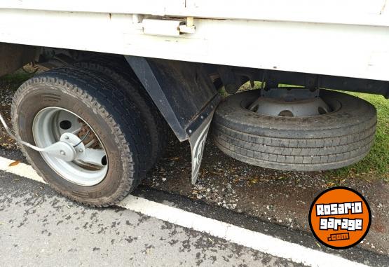 Camiones y Grúas - Ford Cargo 915 con cama - En Venta