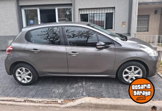Autos - Peugeot 208 2014 Nafta 121000Km - En Venta