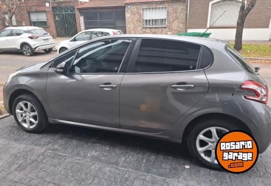 Autos - Peugeot 208 2014 Nafta 121000Km - En Venta