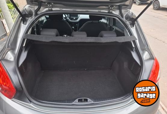 Autos - Peugeot 208 2014 Nafta 121000Km - En Venta