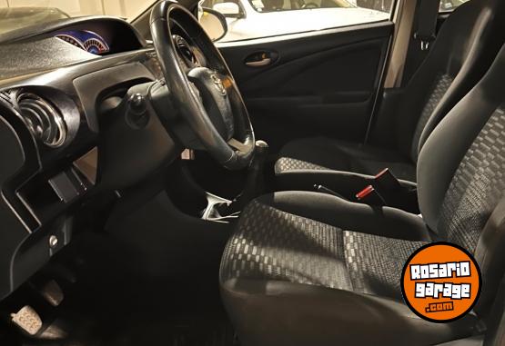 Autos - Toyota Etios 2014 Nafta 90000Km - En Venta
