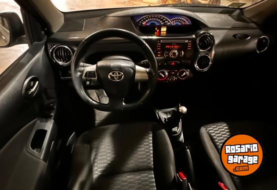 Autos - Toyota Etios 2014 Nafta 90000Km - En Venta