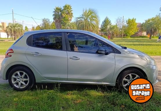 Autos - Peugeot 208 2014 Nafta 124000Km - En Venta