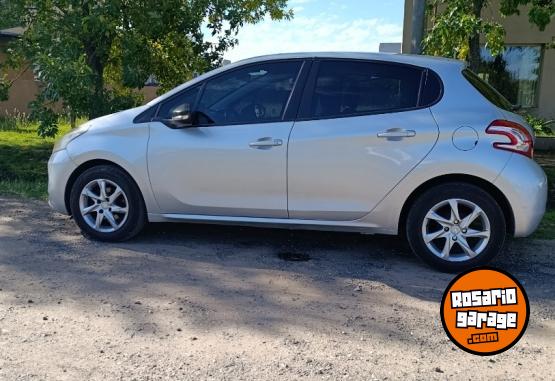Autos - Peugeot 208 2014 Nafta 124000Km - En Venta