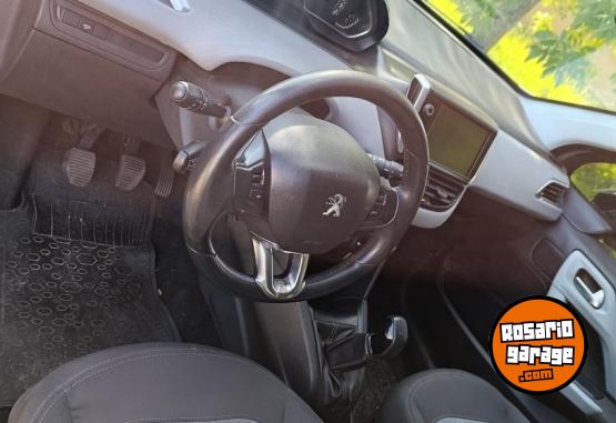 Autos - Peugeot 208 2014 Nafta 124000Km - En Venta