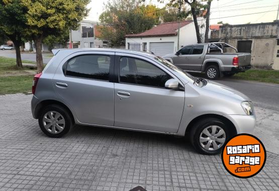 Autos - Toyota Etios 2015 Nafta 130000Km - En Venta