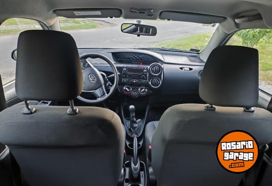 Autos - Toyota Etios 2015 Nafta 130000Km - En Venta