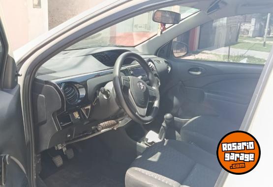 Autos - Toyota ETIOS 2014 Nafta 102000Km - En Venta