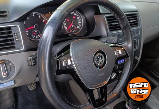 Autos - Volkswagen Suran highline 2015 Nafta 146000Km - En Venta